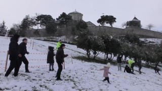 Polis ekiplerinin çocuklarla kar eğlencesi