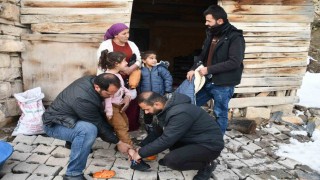 Polis memuru Şırnaklı 300 çocuğa bot ve mont gönderdi