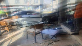 Polis uygulamasından kaçan araç pastaneye daldı, içinden 50 bin dolar ve silah çıktı
