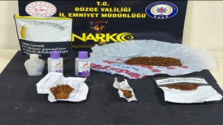 Polise çarpıp kaçan şahıslar uyuşturucudan tutuklandı