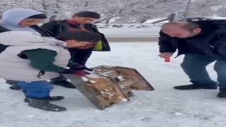 Polisin kızak tamiri görüntüsü yürek ısıttı