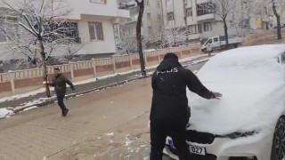 Polisler çocuklarla kar topu oynadı