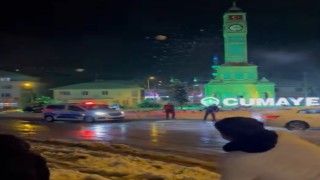 Polisler gençlerle kar topu oynadı