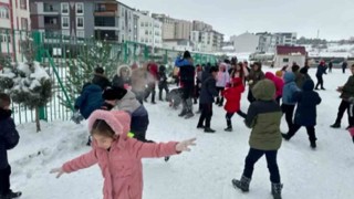 Polisler ile öğrenciler kartopu savaşı yaptı
