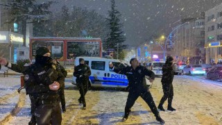 Polislerle gençler kartopu savaşı yaptı