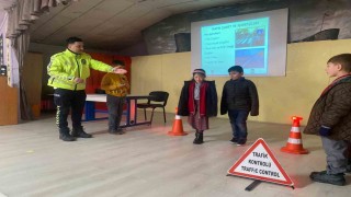 Polisten çocuklara trafik güvenliği ve trafik bilinci eğitimi