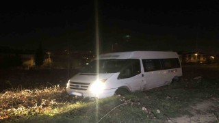 Polisten kaçan servis minibüsü tarlaya girdi: 1 yaralı
