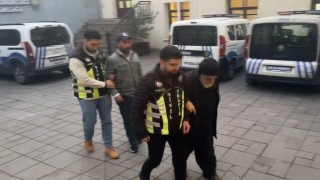 Polisten park ücreti isteyen değnekçiye suçüstü