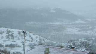 Posof güne karla uyandı