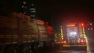 Pres makinesinden çıkan ağaçlardan yükselen duman itfaiyeyi alarma geçirdi