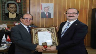Prof. Dr. Yıldırım, İrandan aldığı ödülü Rektör Hacımüftüoğlu ile paylaştı