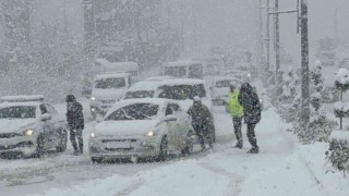 Rampa çıkamayan araçlar trafiği sıkıştırdı