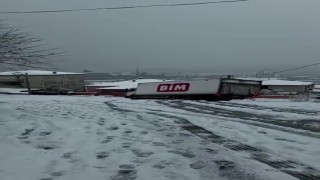 Rampadan inmeye çalışan BİM kamyonu kaydı
