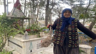 Raziye teyze 20 yıldır mezarlığı tek başına temizliyor