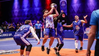 Red Bull Half Courtta şampiyon takım kupasını Nigel Hayes-Davisten aldı