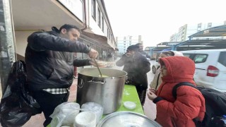 Sabah işe, okula giden vatandaşlara sıcak çorba
