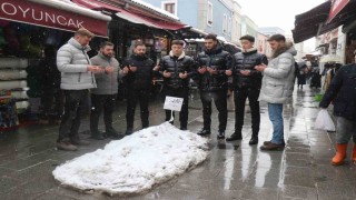 Sakaryada esnaflar yaptıkları kardan mezarın başında dua etti
