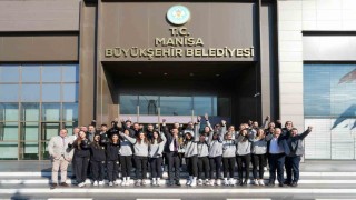 Şampiyon voleybolcular kupa ile Başkan Zeyreki ziyaret etti