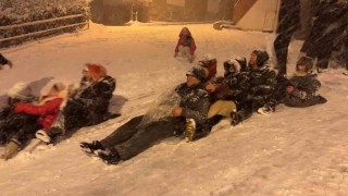 Samsunda vatandaşların kar eğlencesi: Ellerinde poşetlerle sokakta kaydılar