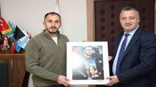 Samsunspor kaptanı Zeki Yavruya anlamlı hediye