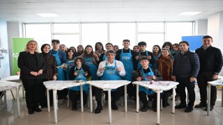 Sanat atölyesinde gençlere eğitim