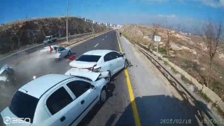 Şanlıurfada 6 kişinin yaralandığı zincirleme kaza araç kamerasına yansıdı