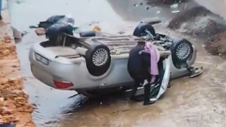 Şanlıurfada dereye düşen otomobildeki baba ve oğlu yaralandı