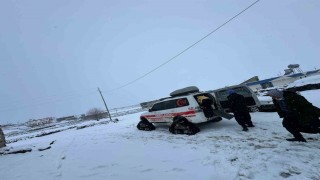 Şanlıurfada kardan yollar kapandı, hastalara paletli ambulans ile ulaşıldı