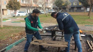 Şanlıurfada parktaki bank ateşe verildi