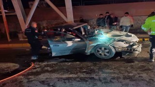 Şanlıurfada üst geçidin ayağına çarpan otomobilin sürücüsü öldü