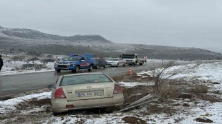 Şarampole giren otomobilde 4 kişi yaralandı