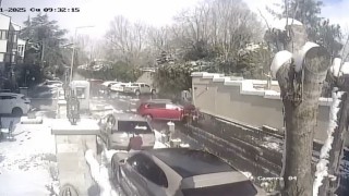 Sarıyerde feci kaza kamerada: Kayan cip önce 4 araca ardından yayaya çarptı