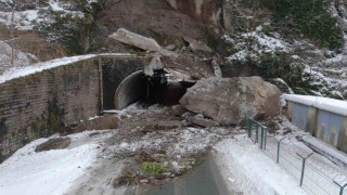 Sarp kara yolu ulaşıma kapandı ekipler çalışma başlattı