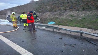 Savaştepede otobanda bariyerler çarpan araç yandı: 2 yaralı