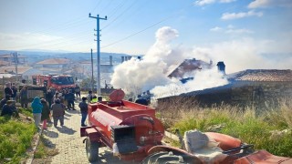 Seferihisardaki yangın, itfaiye ve mahallelinin yardımlaşmasıyla söndürüldü