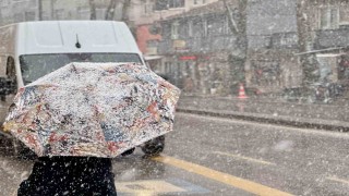 Şehir merkezinde lapa lapa kar yağışı başladı