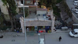 Şehrin tarihi kültürünü yansıtmak için iş yerini kale gibi yaptı