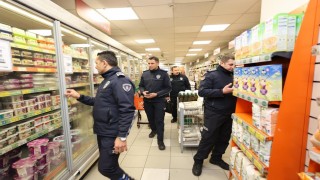 Şehzadeler Belediyesi zabıtası marketleri mercek altına aldı