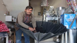 Şemsiye fiyatları artınca şemsiye tamirine ilgi arttı