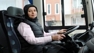 Servis şoförlüğü yapan 44 yaşındaki kadın, erkeklere taş çıkartıyor