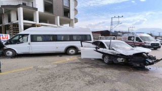 Servisle, 2 otomobilin çarpıştığı kazada 5 kişi yaralandı