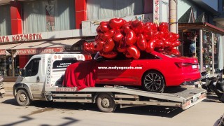 Sevgililer Gününe Özel: Eşine Araba Hediye Etti