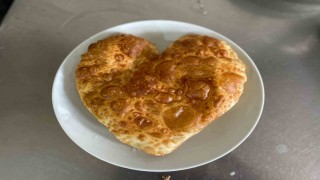 Sevgililer Gününe özel kalpli çibörek