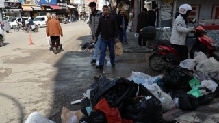 Seyhan’da Çöpler Dağ Gibi Birikti, Vatandaş Tepki Gösterdi
