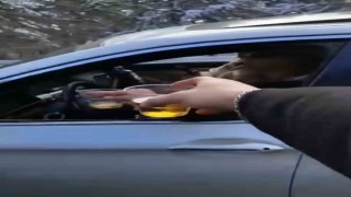 Seyir halinde alkol alıp kadeh tokuşturdu