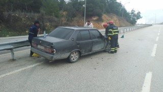 Seyir halinde kontrolden çıkan otomobil refüje çarptı, 1 kişi yaralandı
