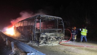 Seyir halindeki yolcu otobüsü alev alev yandı