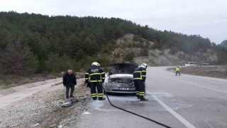 Seyir halindeyken alev alan otomobil kullanılamaz hale geldi