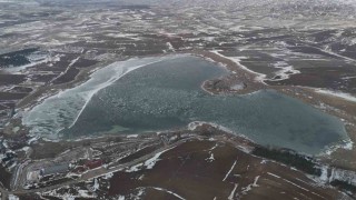 Sibirya soğuklarının etkili olduğu kentte, koruma altındaki göl dondu