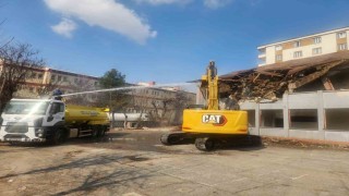 Siirtte metruk binaların yıkımı devam ediyor